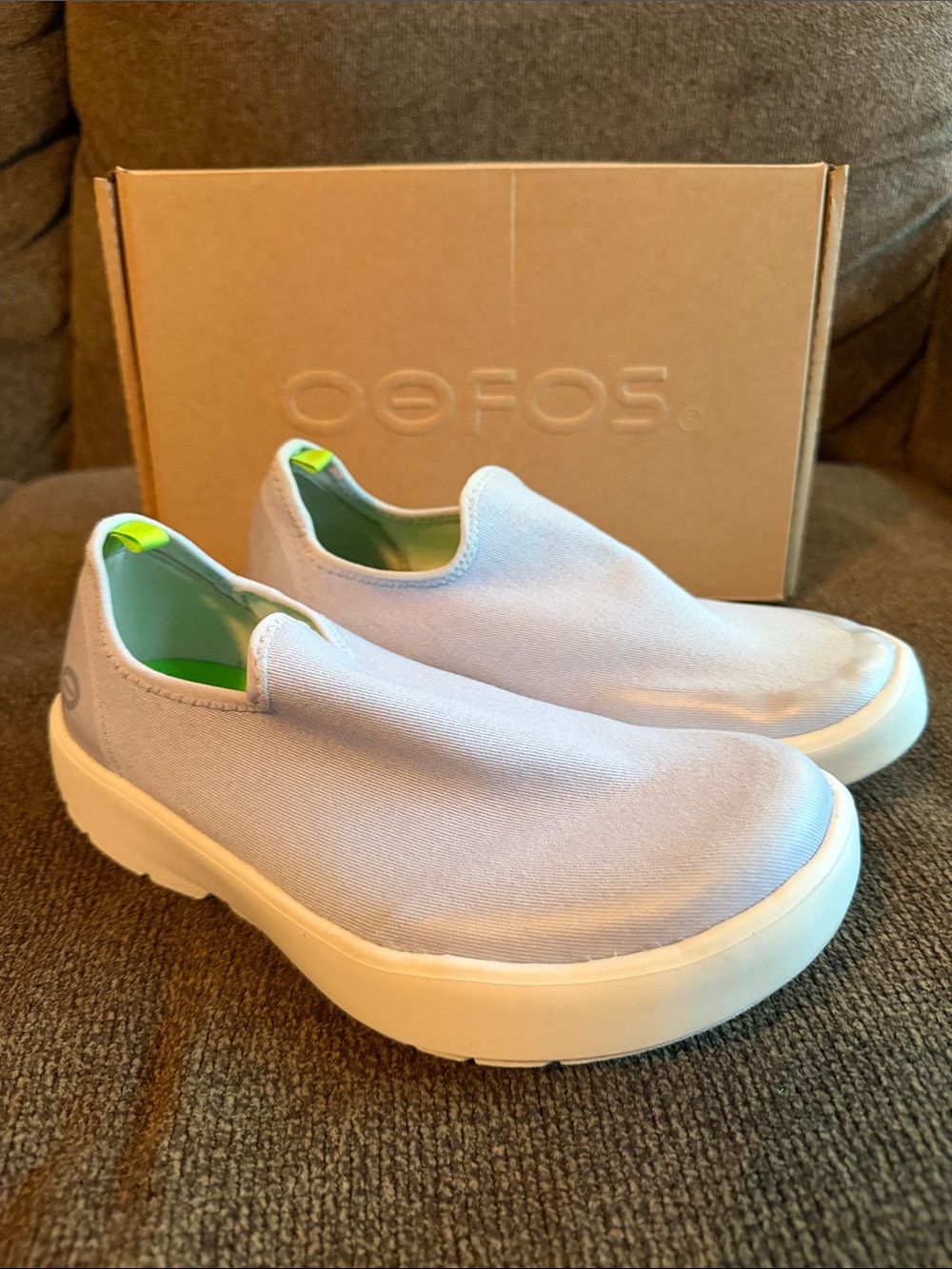 Oofos OOMG EEZEE Shoe